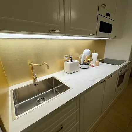 Le Petit Versailles * ורנו