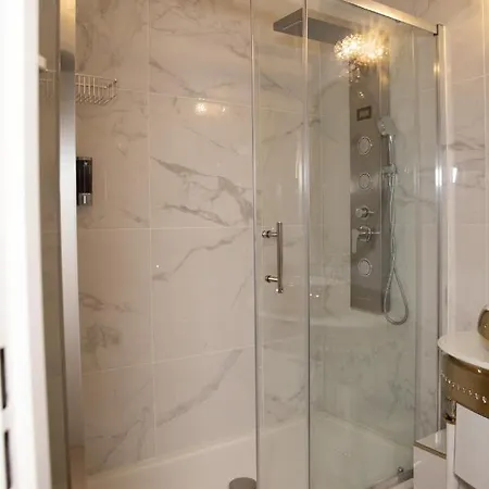 Le Petit Versailles * ורנו